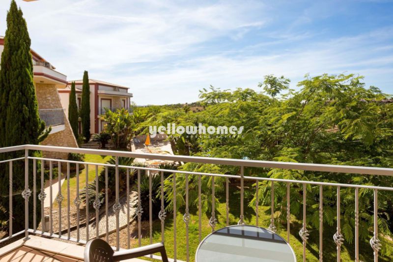 2-bedroom apartment overlooking the golf course near Carvoeiro 